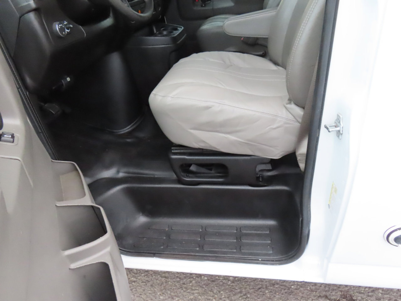 Used 2013 Chevrolet Express 1500 image 20