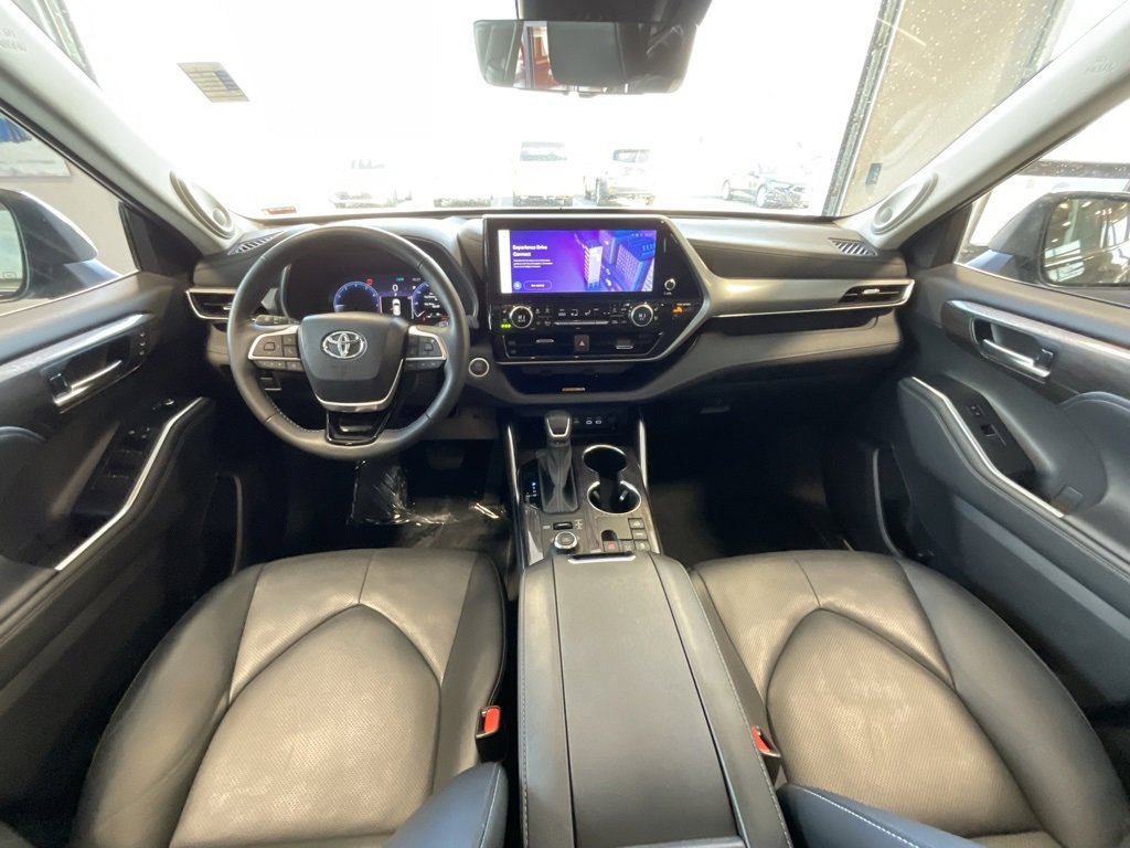 Used 2024 Toyota Highlander Platinum image 8