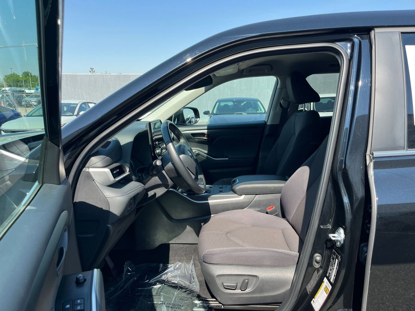 Used 2025 Toyota Highlander LE FWD image 28