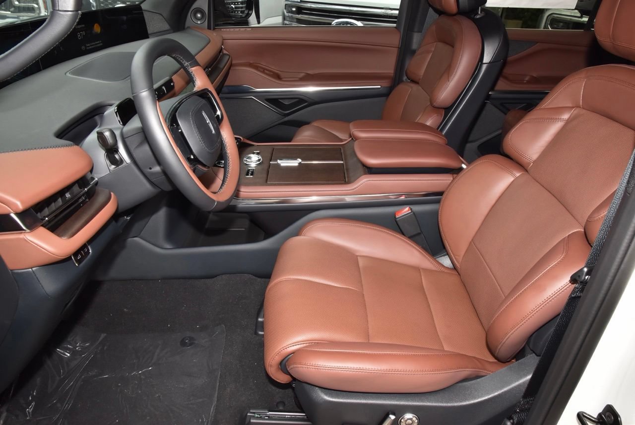 New 2026 Lincoln Navigator L Reserve AWD/4WD image 13