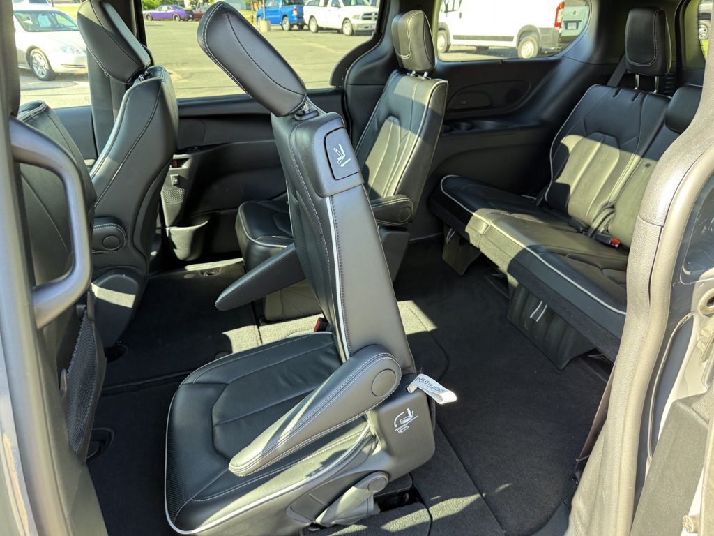 Used 2025 Chrysler Pacifica Limited FWD image 15