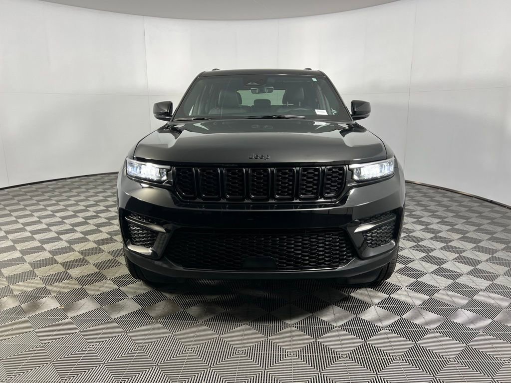 Used 2025 Jeep Grand Cherokee Altitude image 5