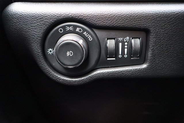 Used 2025 Chrysler Pacifica Limited FWD image 25