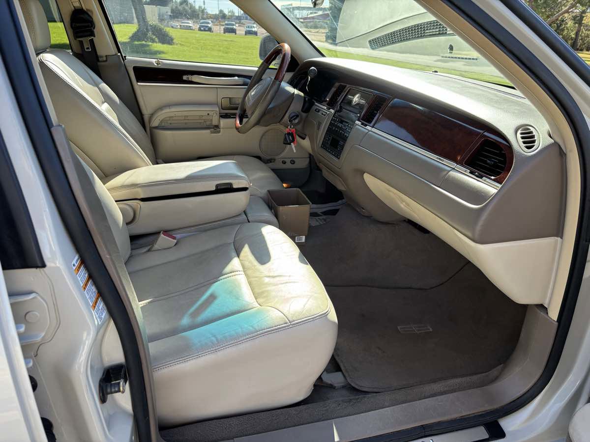Used 2004 Lincoln Town Car Ultimate RWD image 16