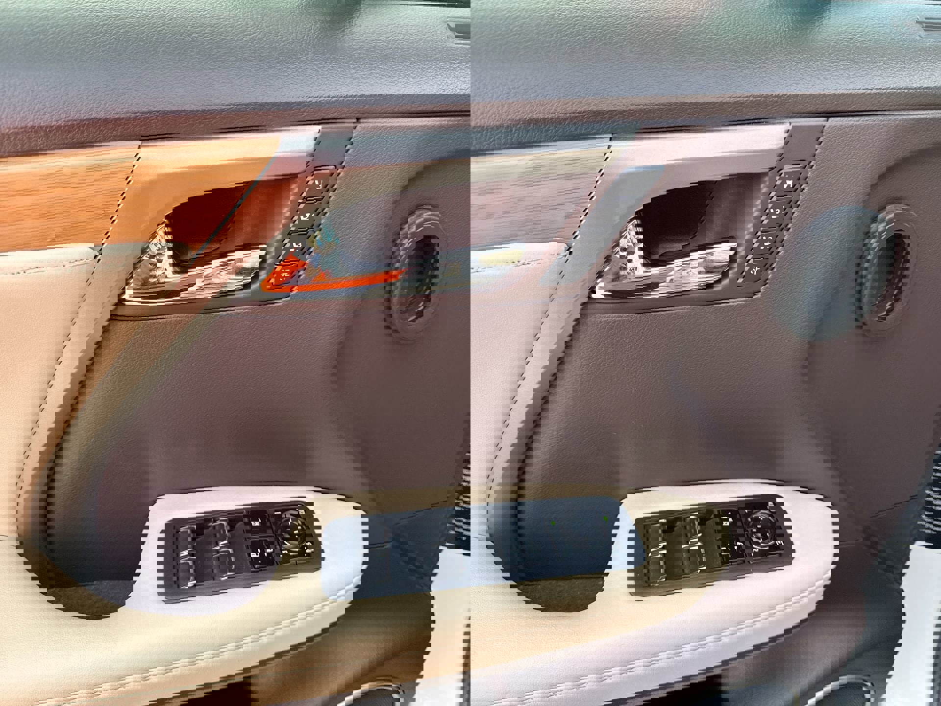 Used 2020 Lexus RX 350L FWD w/ Premium Package image 15