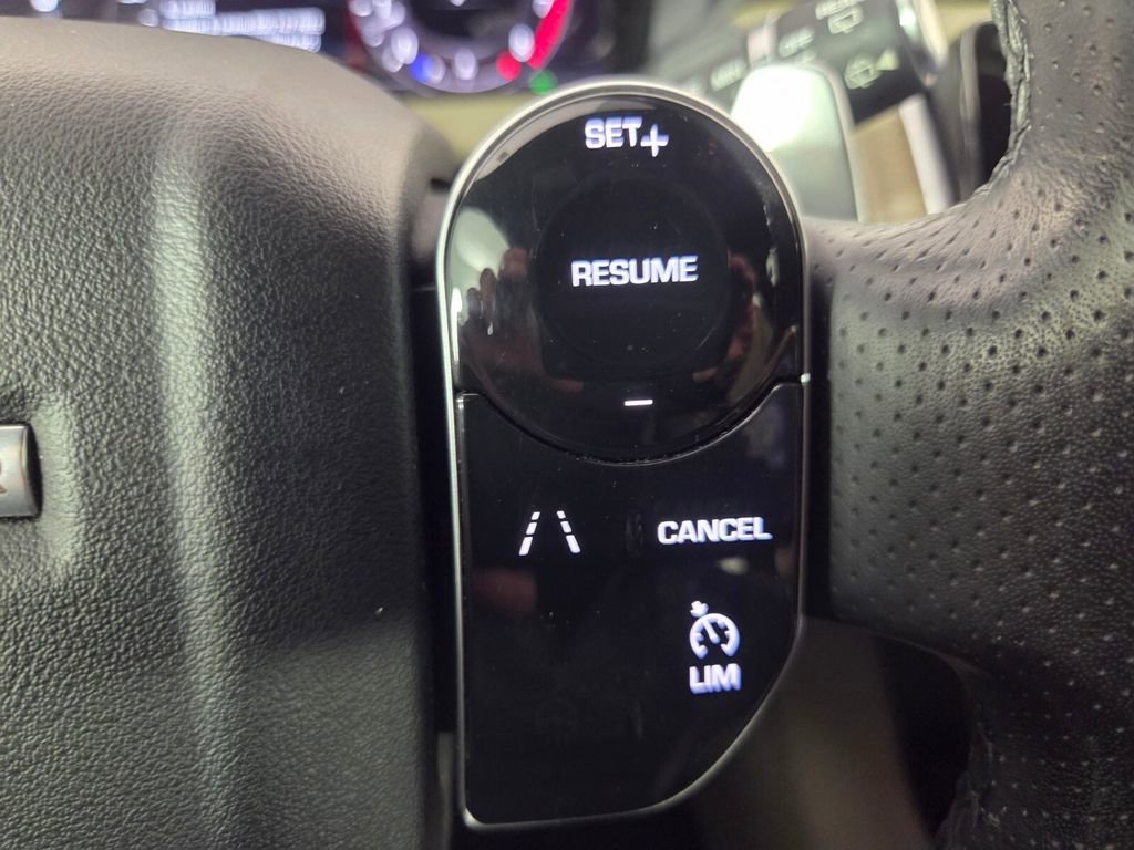 Used 2018 Land Rover Range Rover Velar R-Dynamic SE image 18