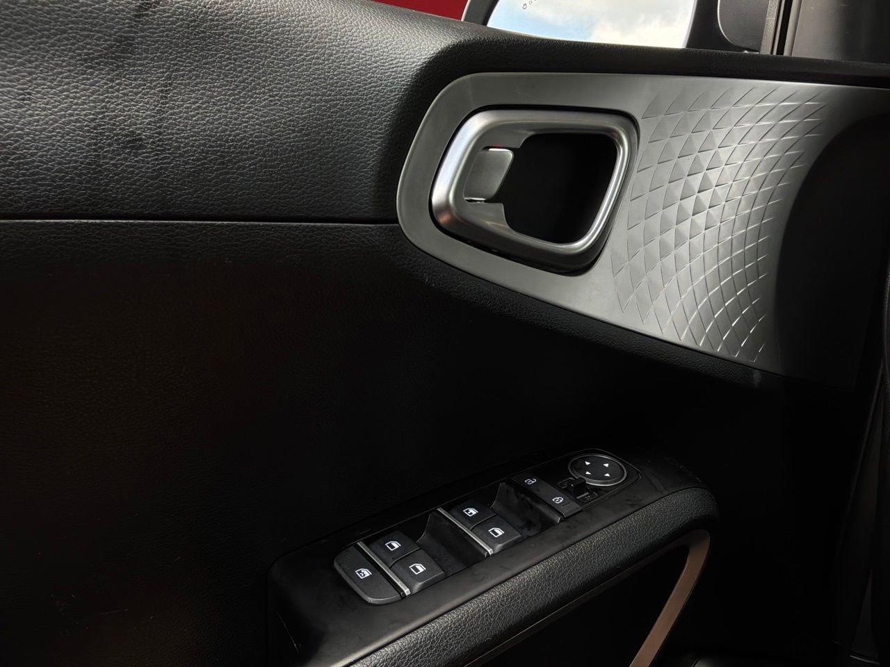 Used 2025 Kia Soul LX w/ LX Technology Package FWD image 19
