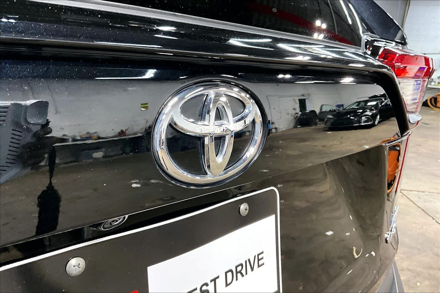 Used 2025 Toyota RAV4 LE AWD/4WD image 31