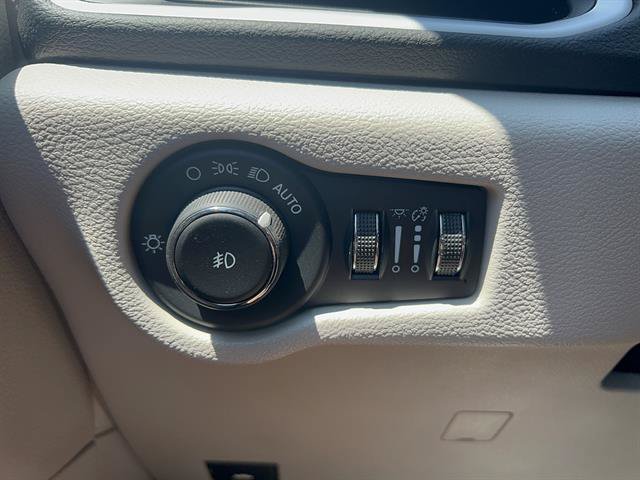 Used 2024 Chrysler Pacifica Touring-L FWD image 28