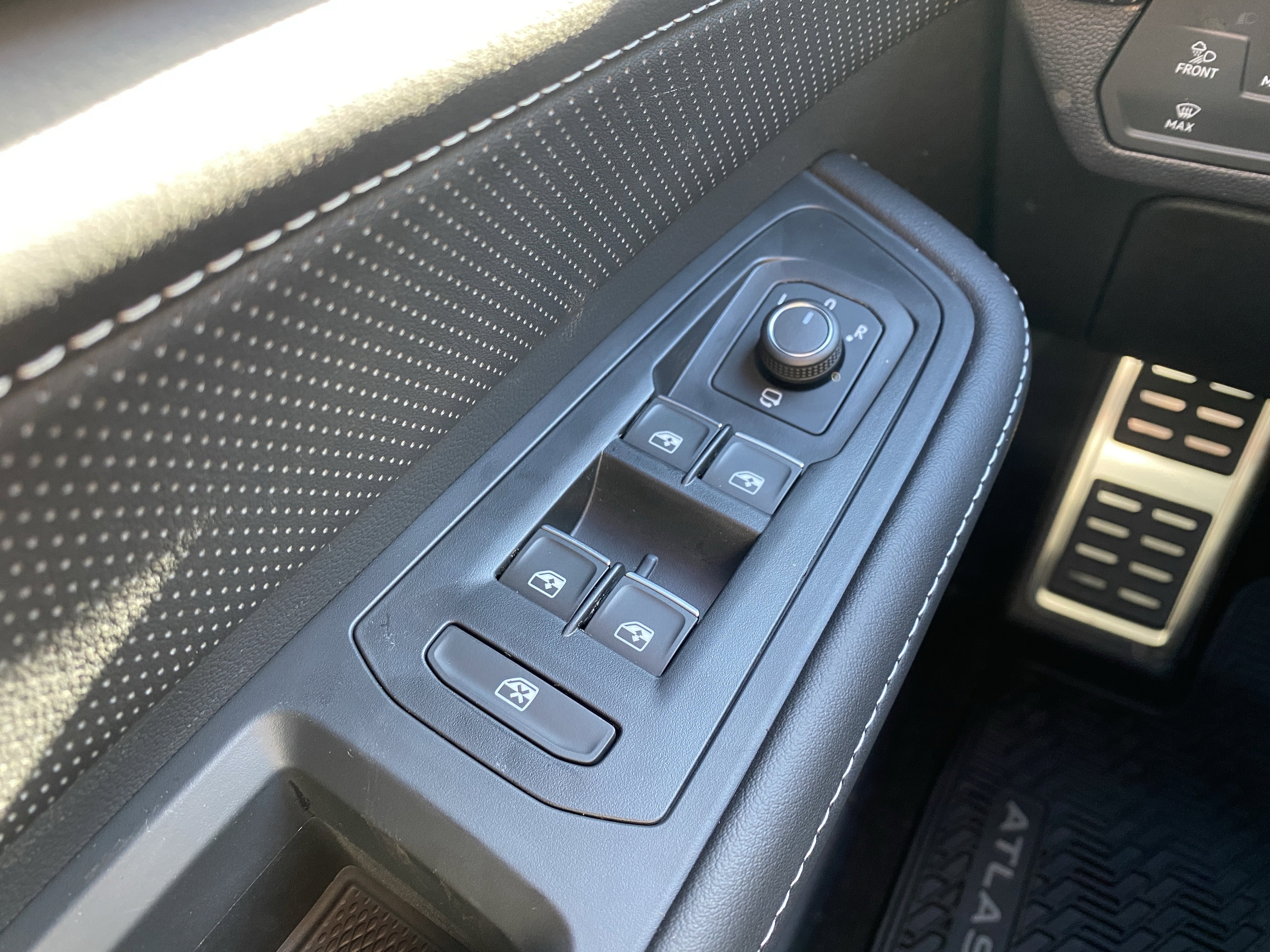New 2026 Volkswagen Atlas Cross Sport SEL Premium R-Line image 17