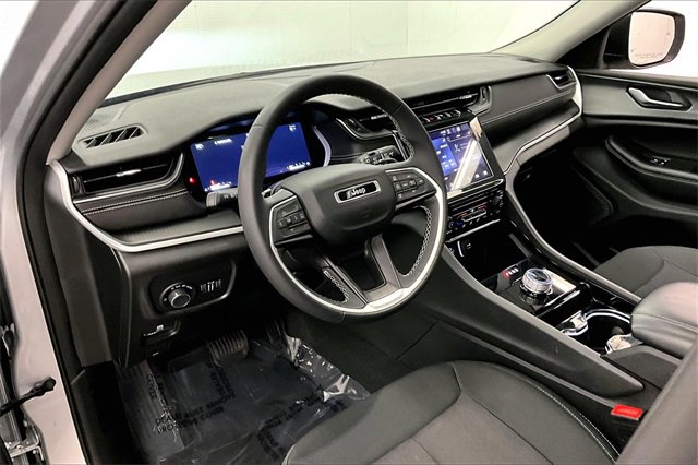 Used 2023 Jeep Grand Cherokee Laredo image 12