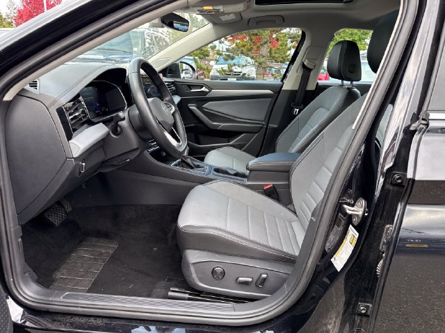 Used 2025 Volkswagen Jetta SE FWD image 15