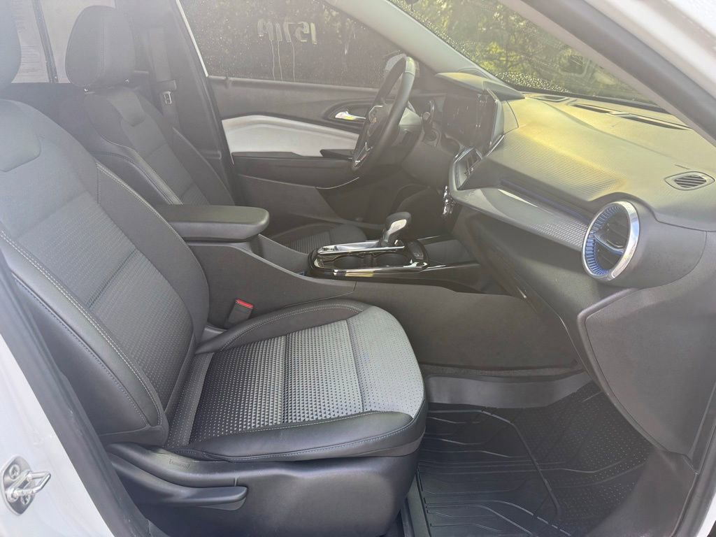 Used 2024 Chevrolet Trax LT w/ LT Convenience Package FWD image 19