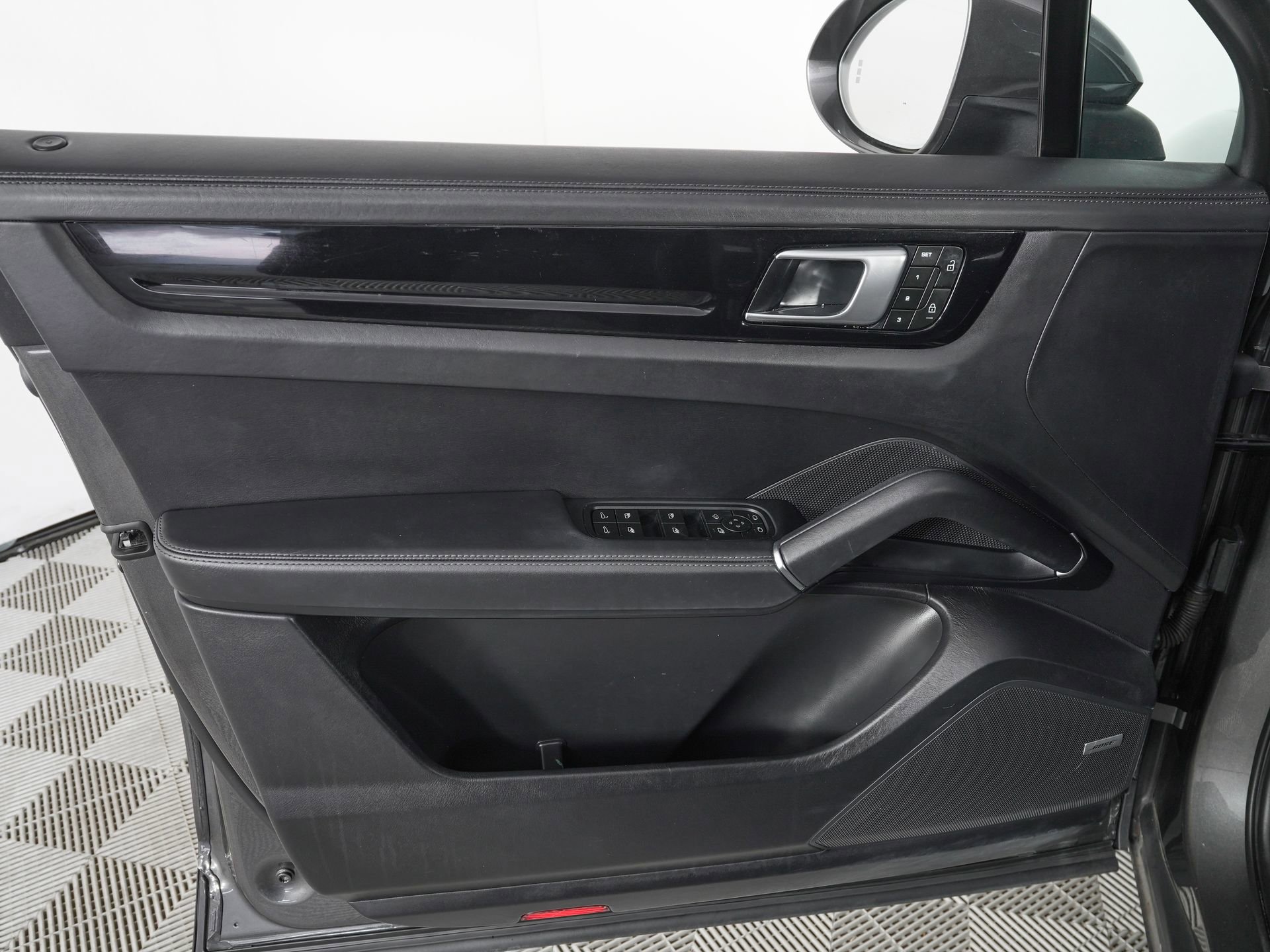 Used 2023 Porsche Cayenne image 15