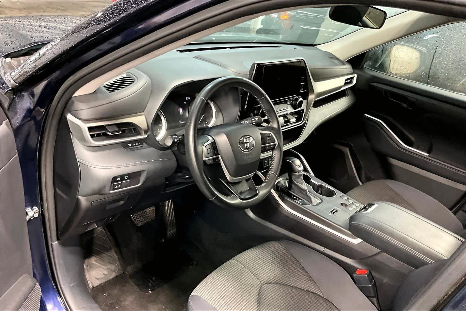 Used 2025 Toyota Highlander LE FWD image 17