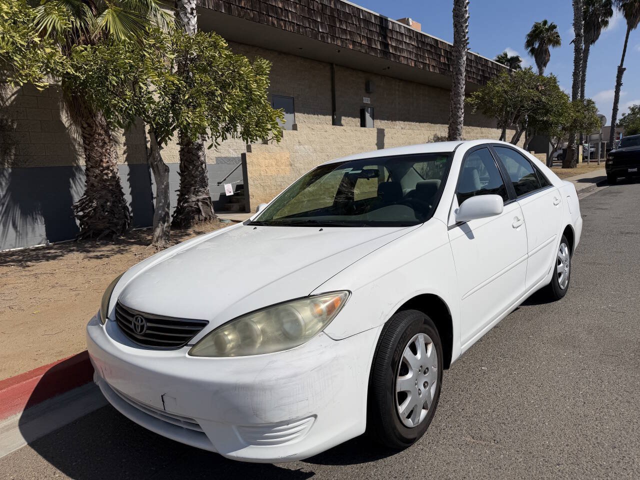 Used 2005 Toyota Camry LE FWD image 1