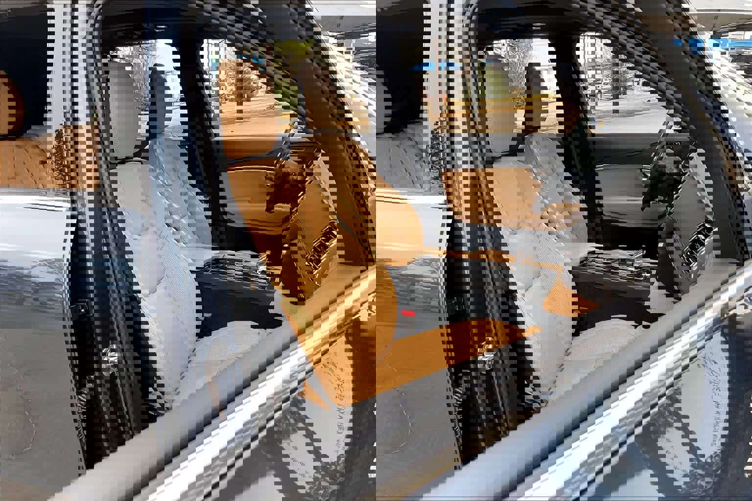 Used 2024 Volvo XC90 B6 Ultimate w/ Lounge Package image 9