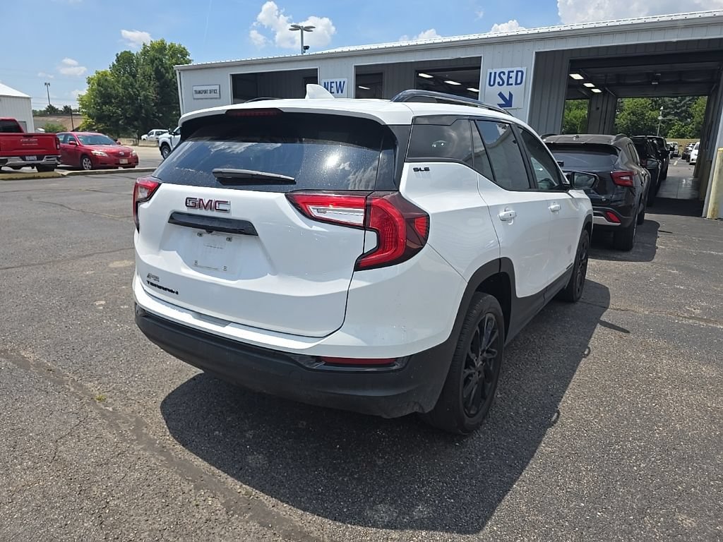 Used 2024 GMC Terrain SLE w/ Driver Convenience Package FWD image 4