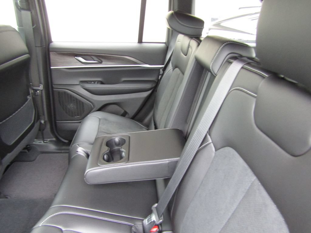 New 2026 Jeep Grand Cherokee Altitude AWD/4WD image 29