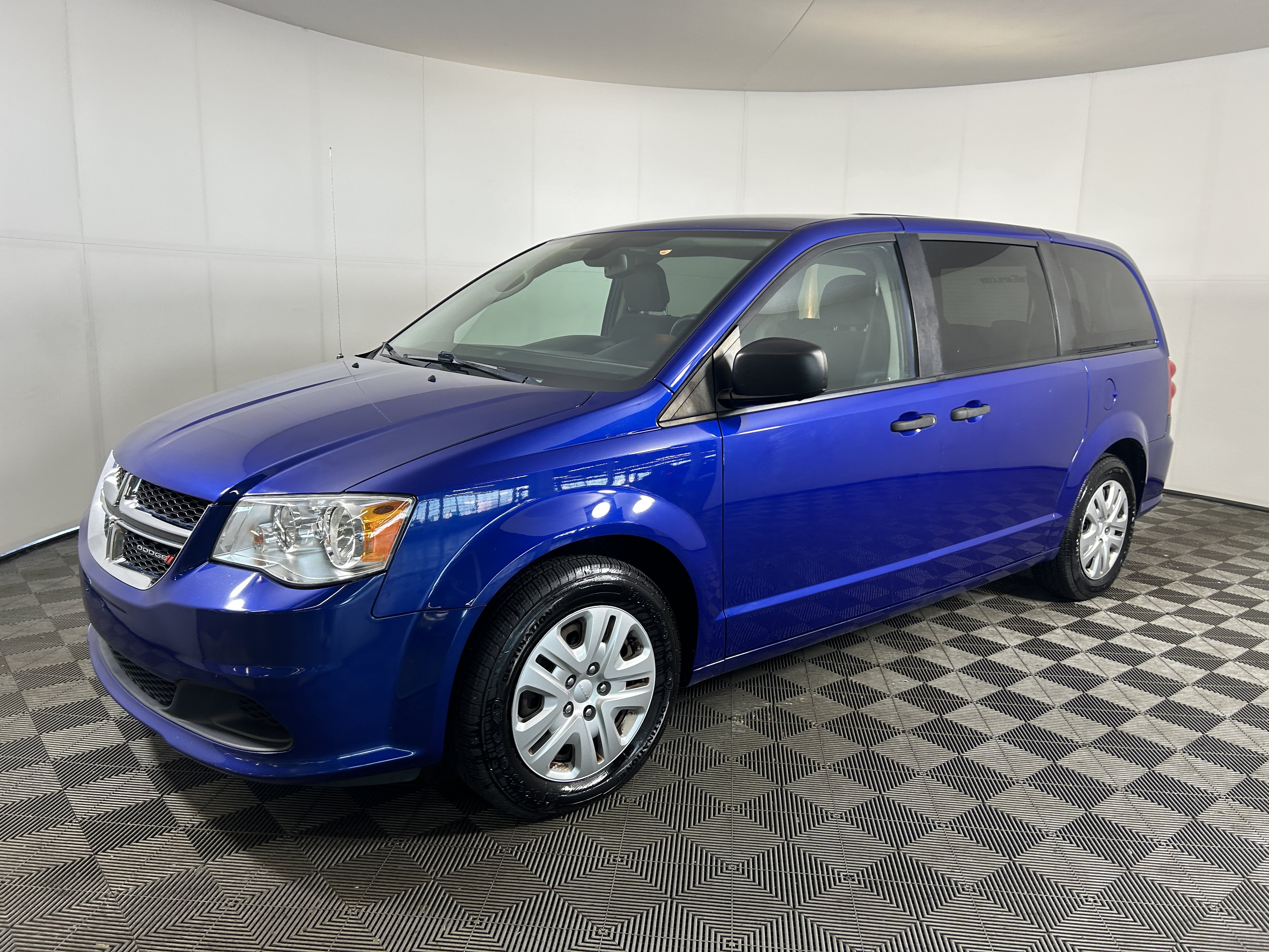 Used 2019 Dodge Grand Caravan SE w/ UConnect Hands-Free Group FWD image 1