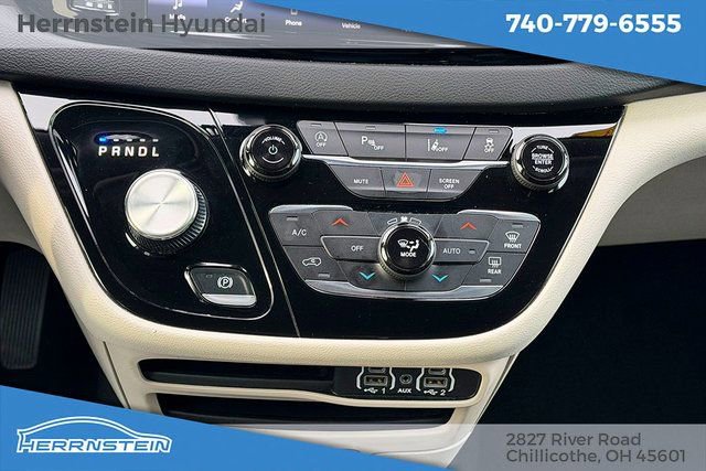Used 2023 Chrysler Pacifica Touring-L image 10