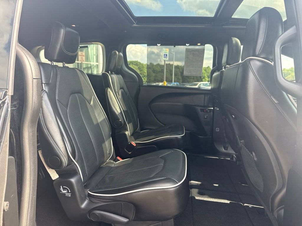 Used 2025 Chrysler Pacifica Limited FWD image 16