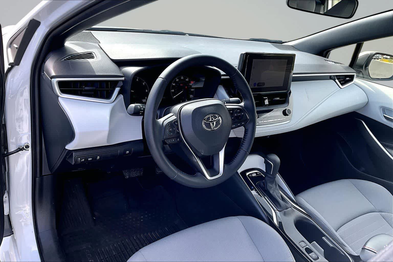 Used 2025 Toyota Corolla SE FWD image 2
