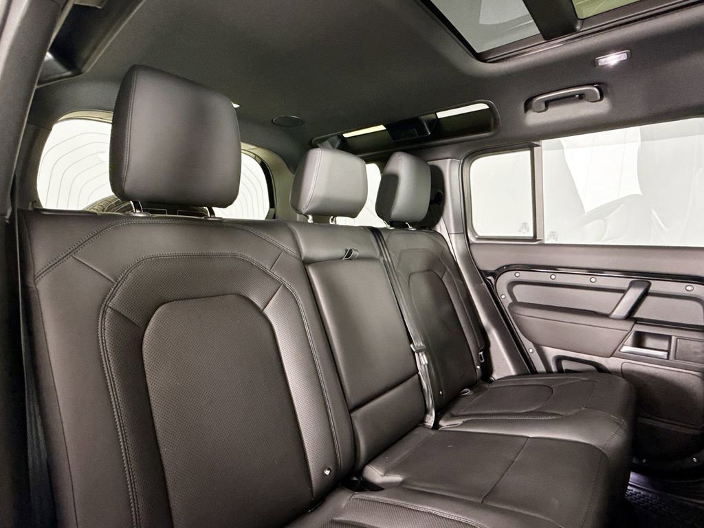 Used 2025 Land Rover Defender 110 X-Dynamic SE image 15