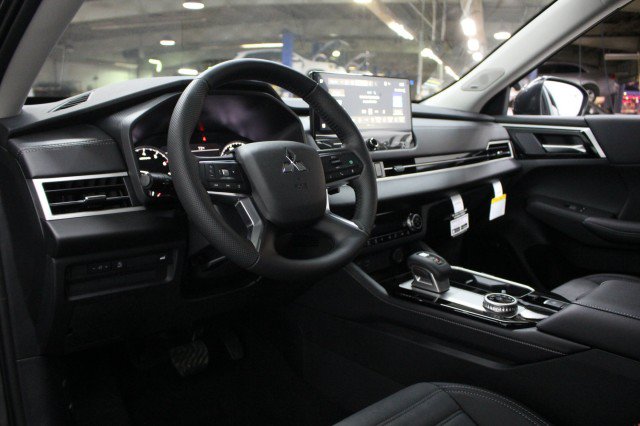 New 2026 Mitsubishi Outlander SE FWD image 5