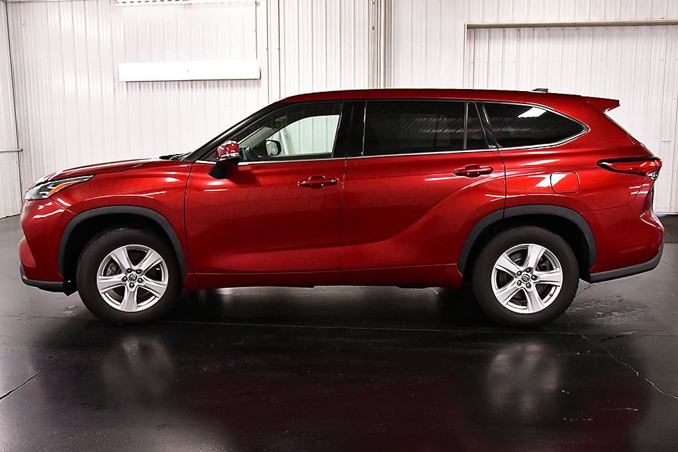 Used 2022 Toyota Highlander LE FWD image 4