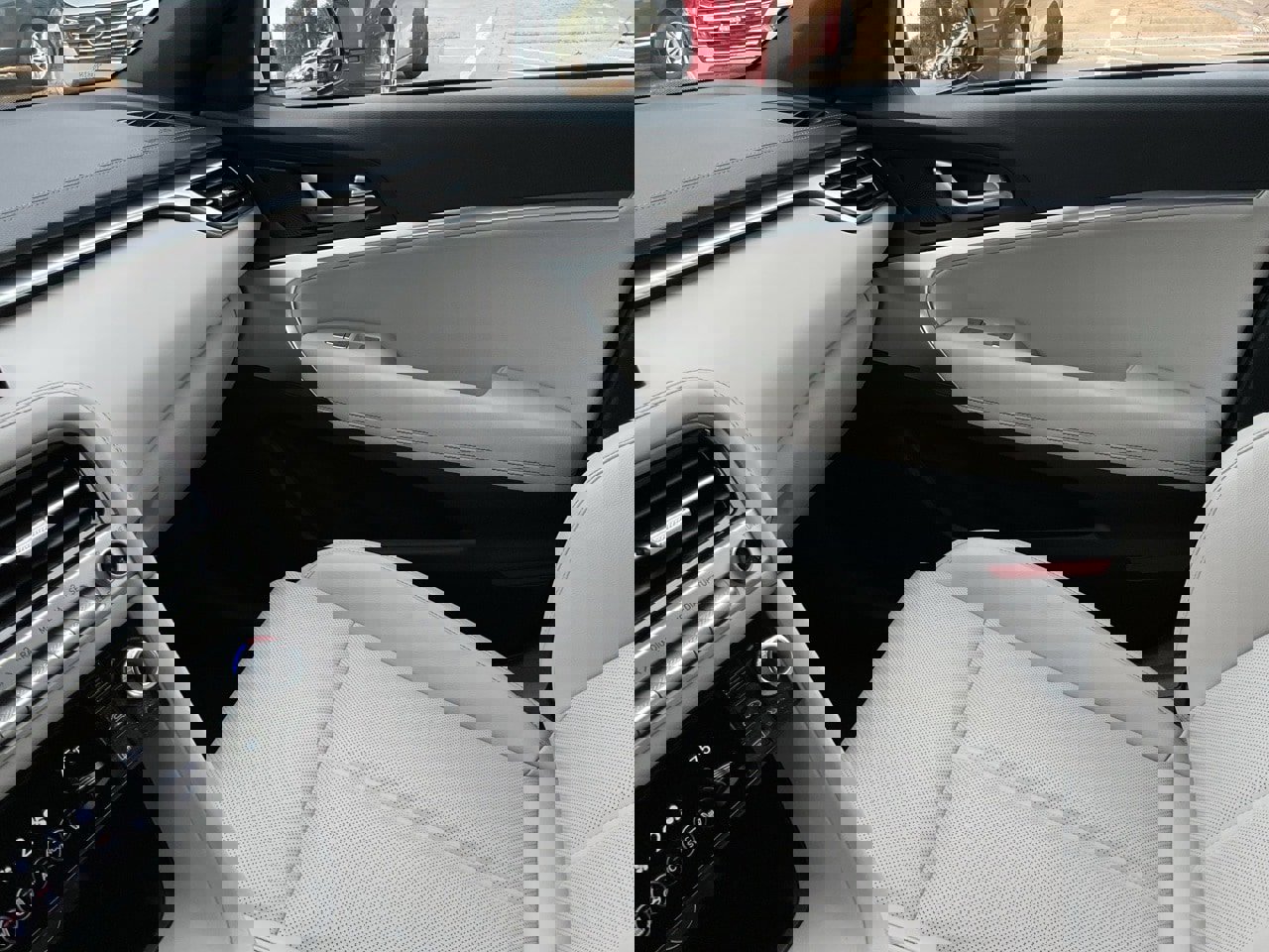 Used 2025 Genesis G70 2.5T image 35