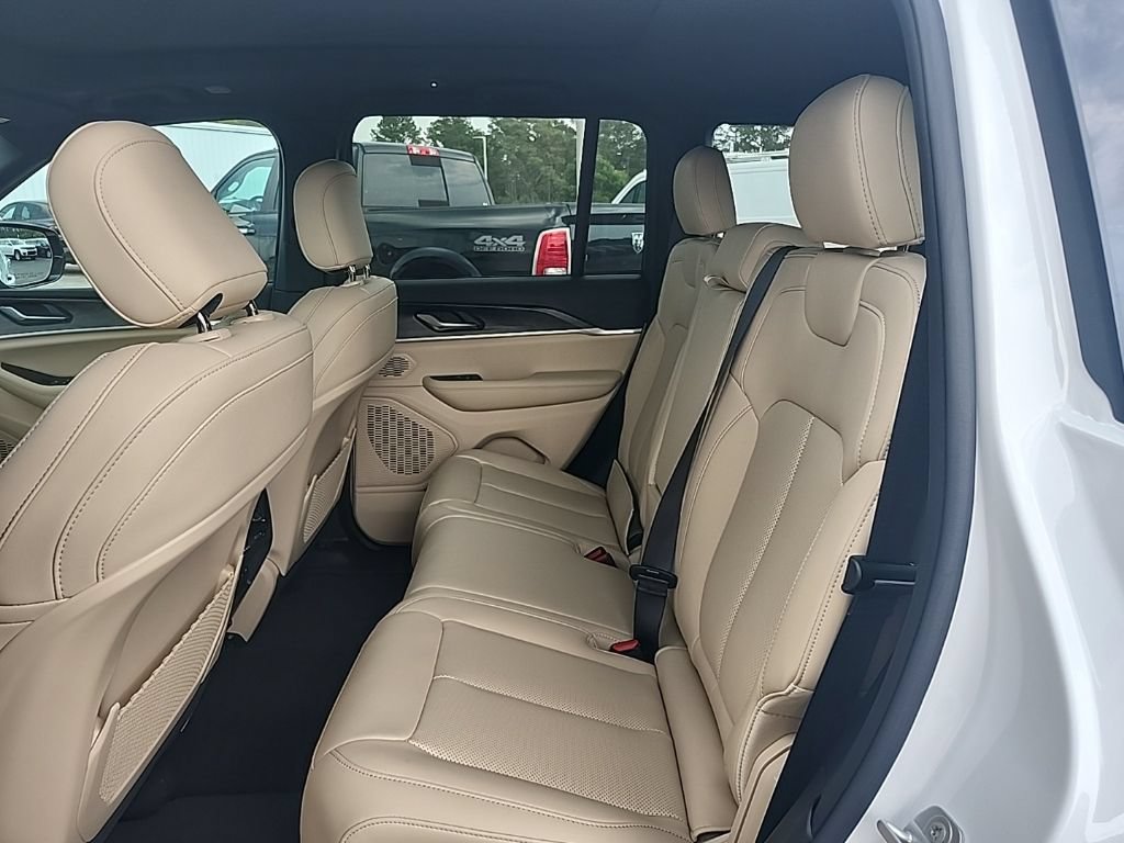 New 2026 Jeep Grand Cherokee Limited w/ Luxury Tech Group II RWD image 25