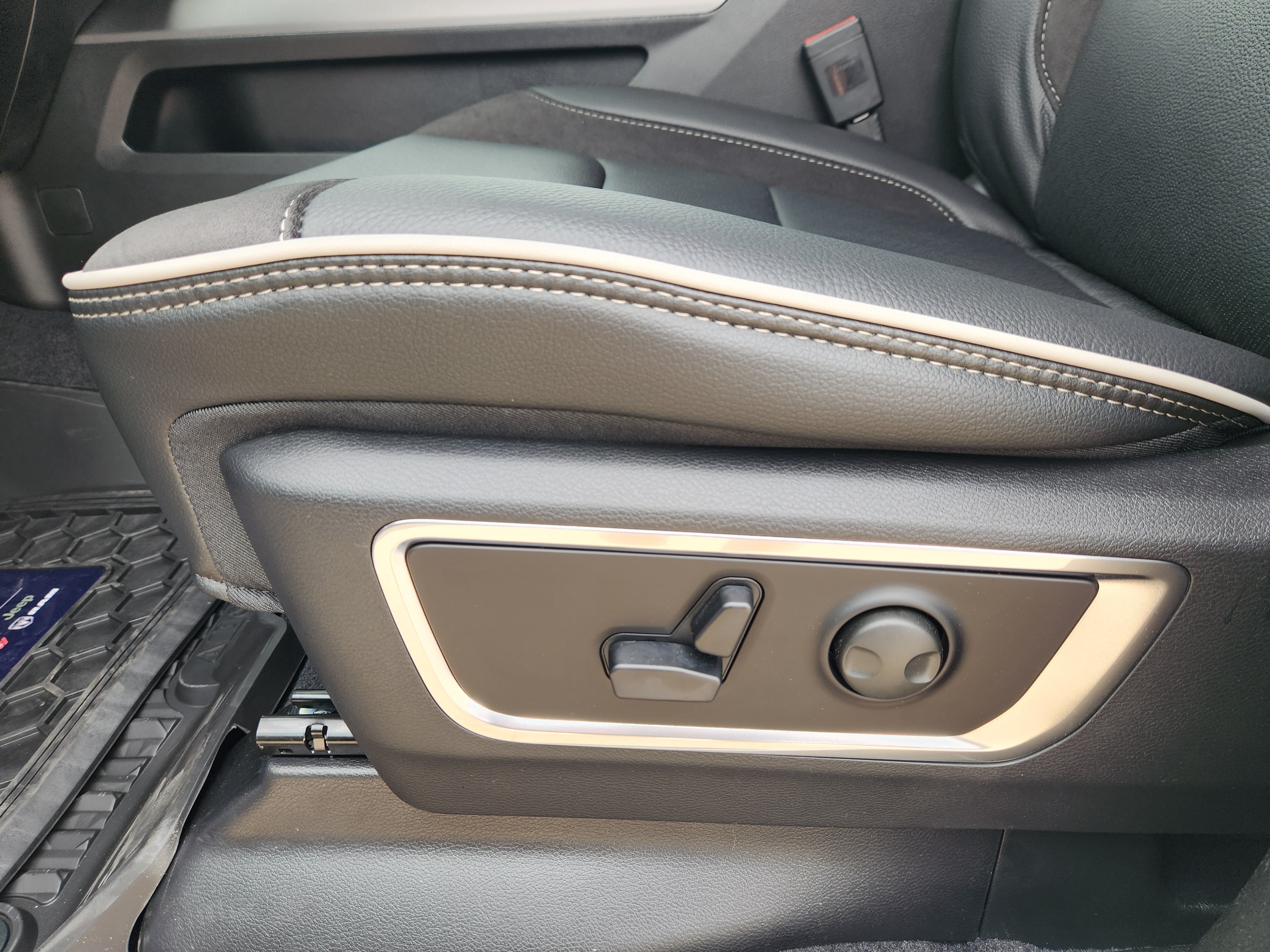 New 2026 RAM 1500 Laramie AWD/4WD image 18