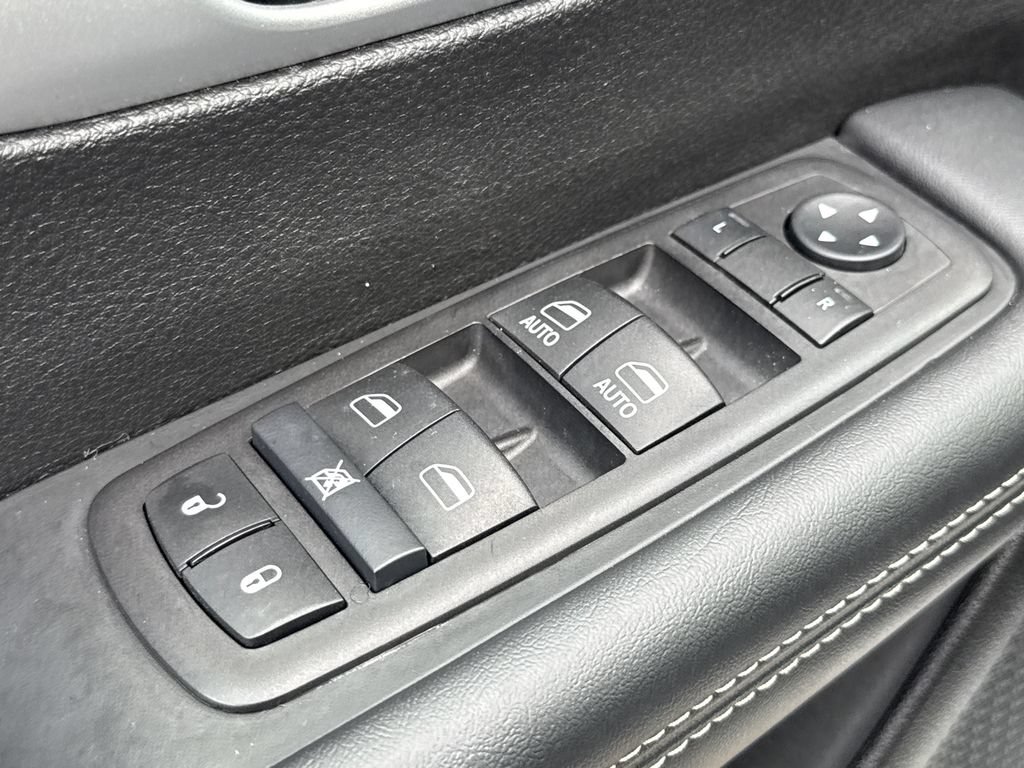 Used 2024 Chrysler Pacifica Limited FWD image 22