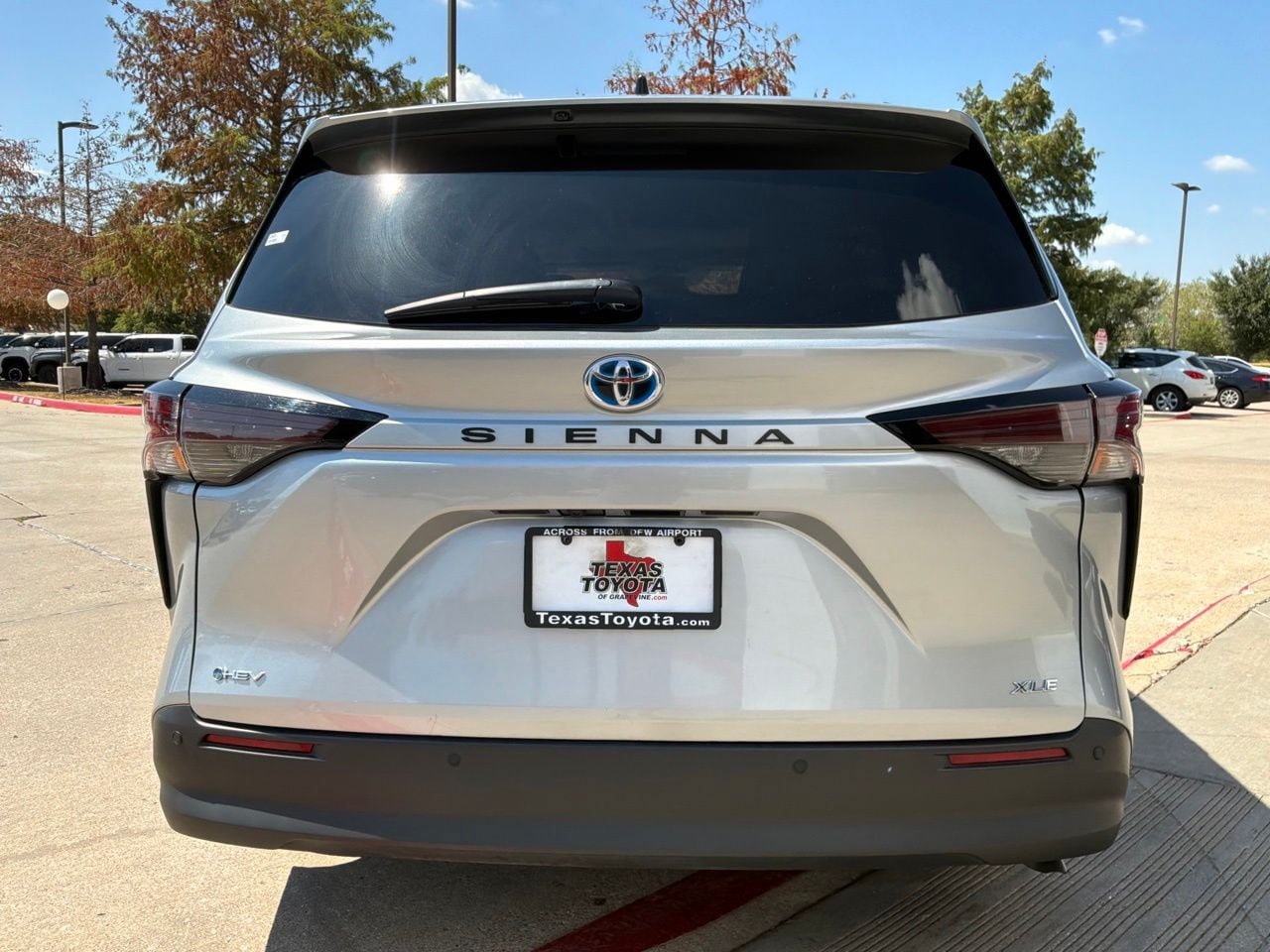 Used 2025 Toyota Sienna XLE FWD image 7