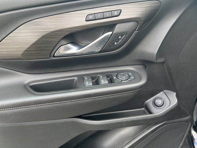 Used 2023 GMC Terrain SLT image 13