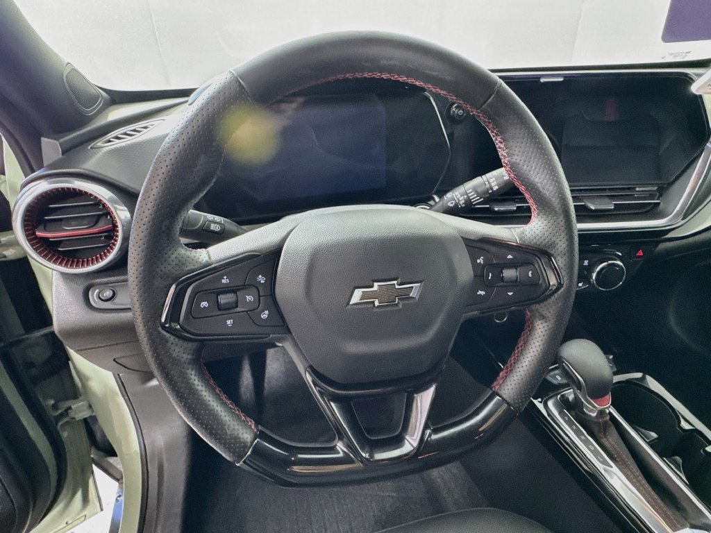 Used 2024 Chevrolet Trax RS w/ Sunroof Package FWD image 11