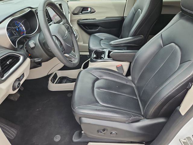 Used 2023 Chrysler Pacifica Touring-L FWD image 18