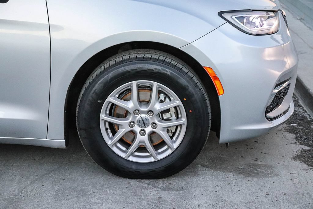 Used 2024 Chrysler Pacifica Touring-L FWD image 11