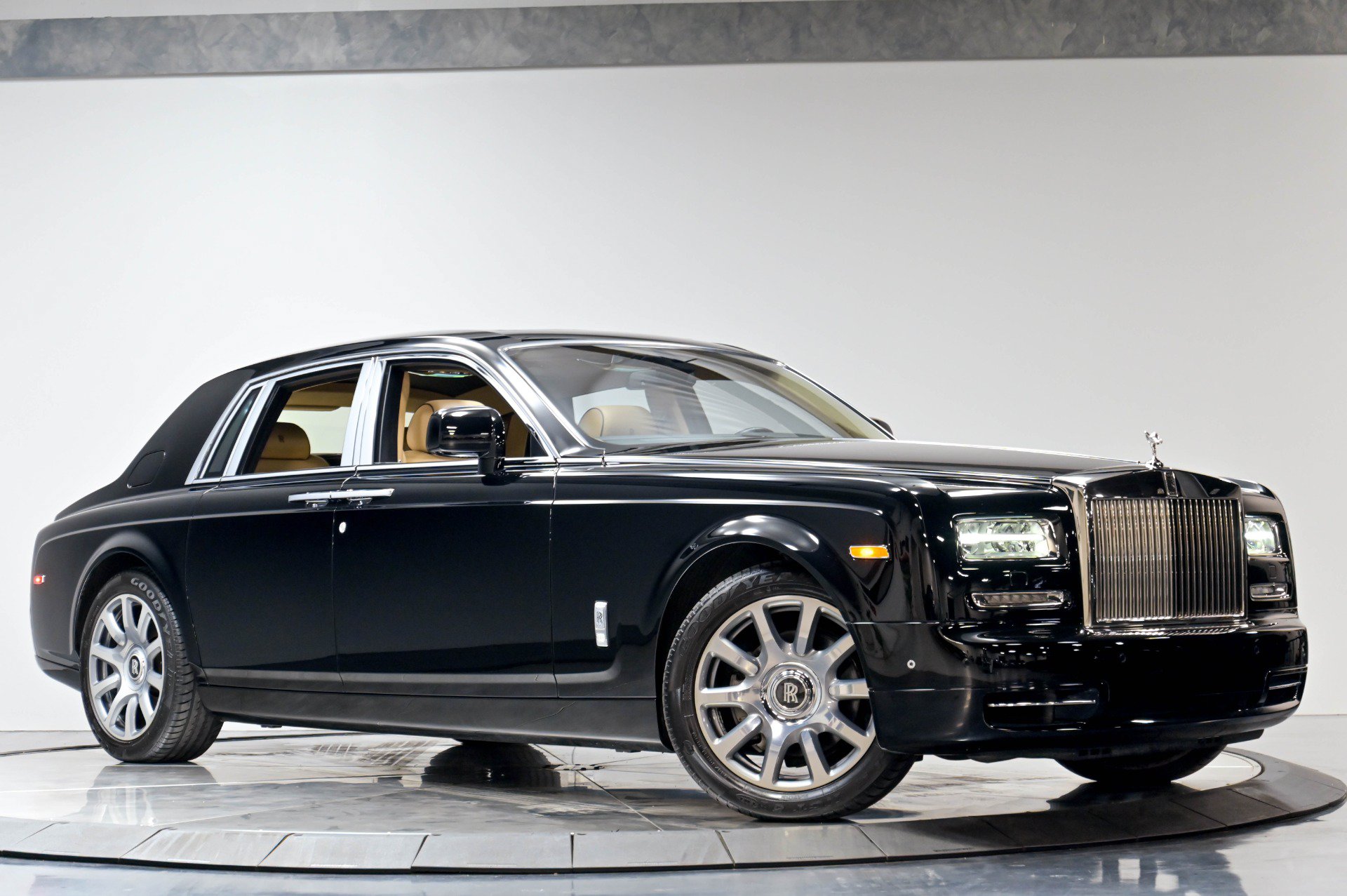 Used 2013 Rolls-Royce Phantom Sedan RWD image 67