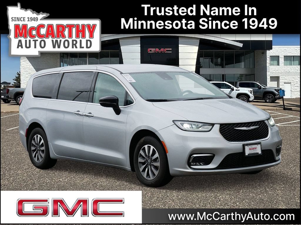 Used 2024 Chrysler Pacifica Limited FWD image 1