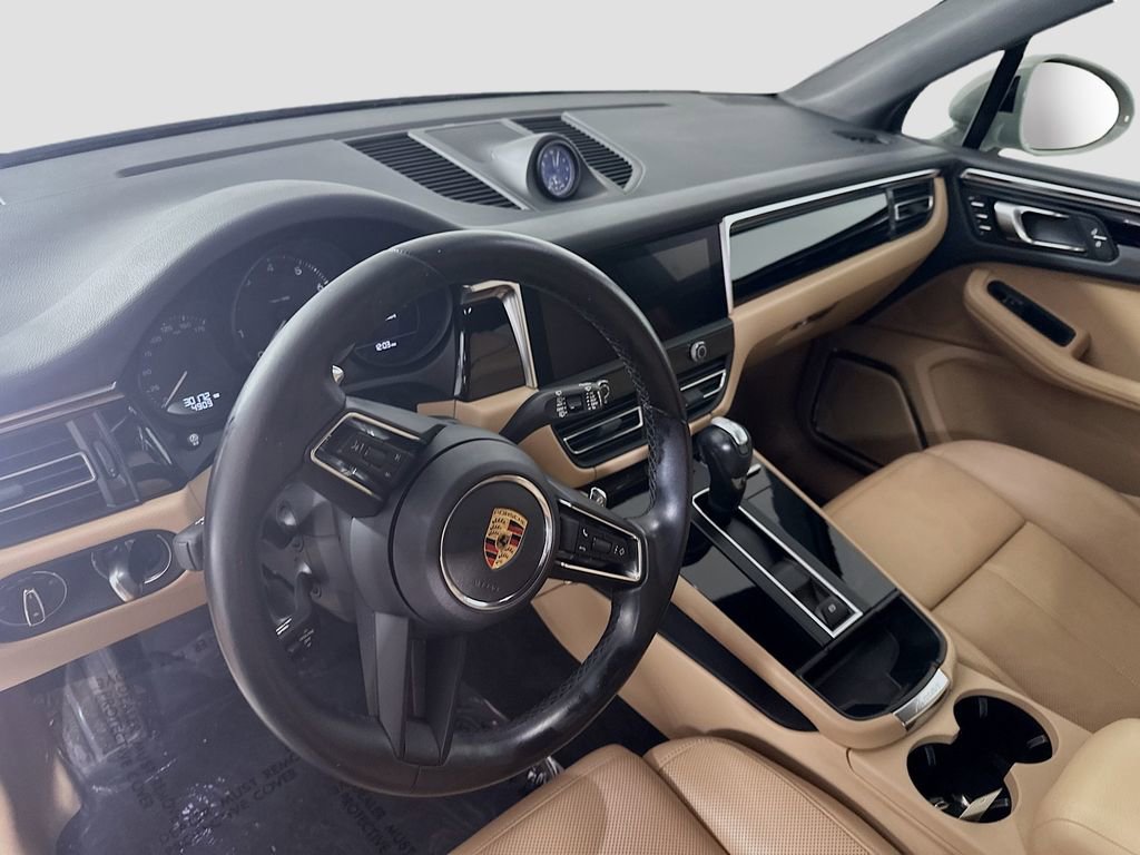 Certified 2023 Porsche Macan image 4