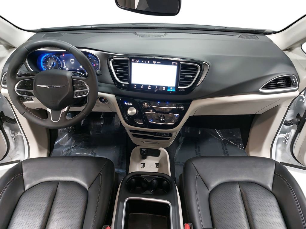 Used 2024 Chrysler Pacifica Touring-L image 9