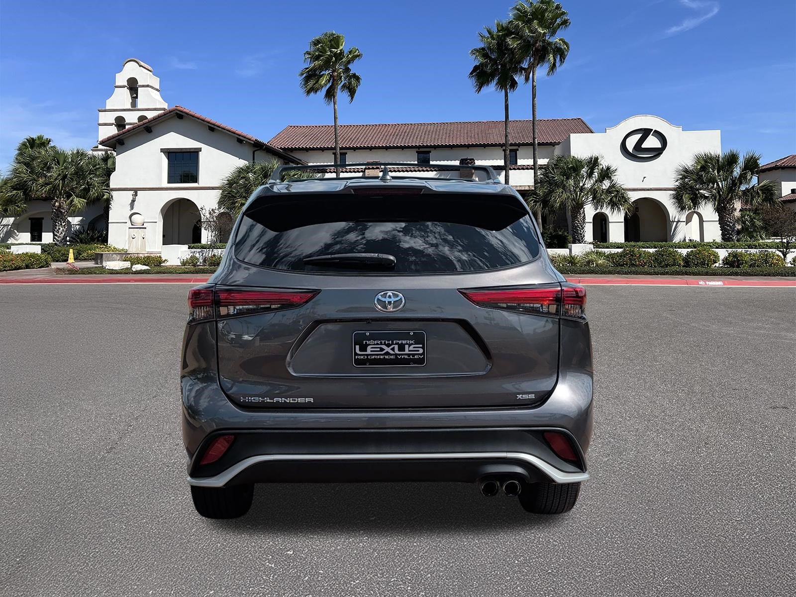 Used 2023 Toyota Highlander XSE FWD image 3