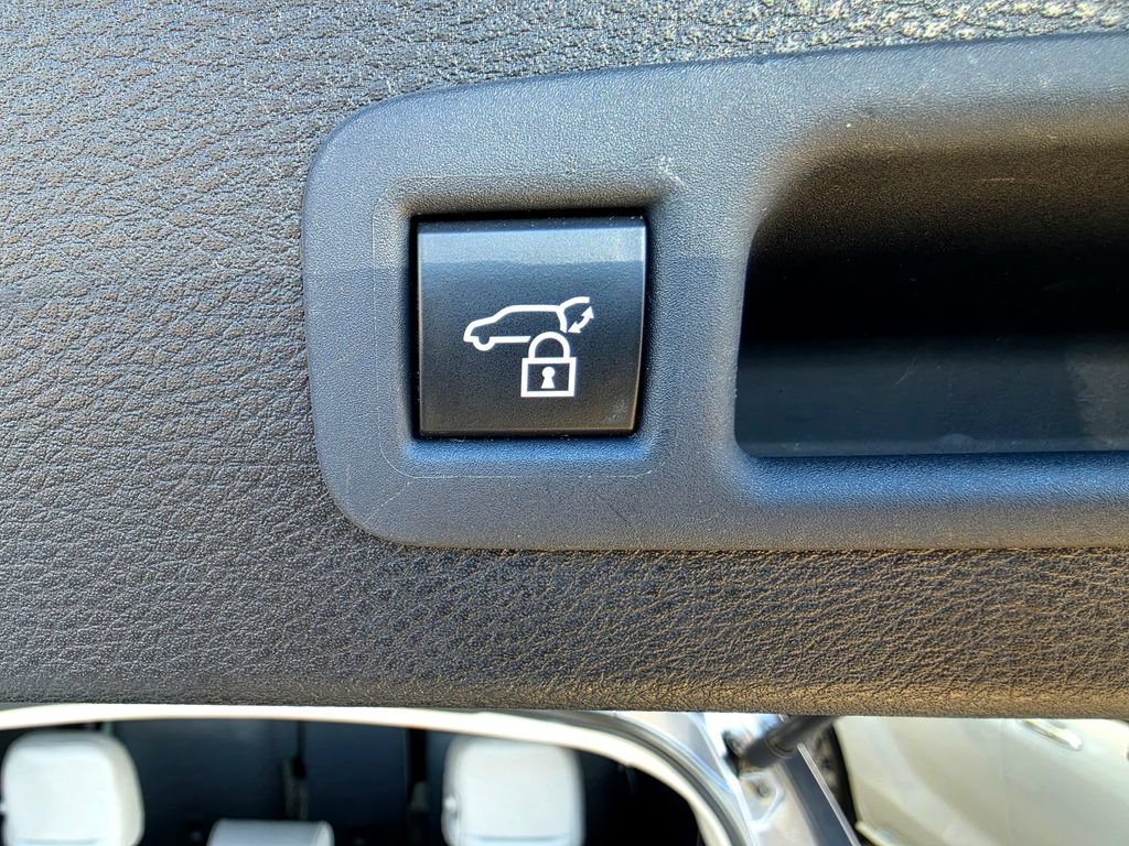 Used 2025 Toyota Sienna XLE FWD image 59