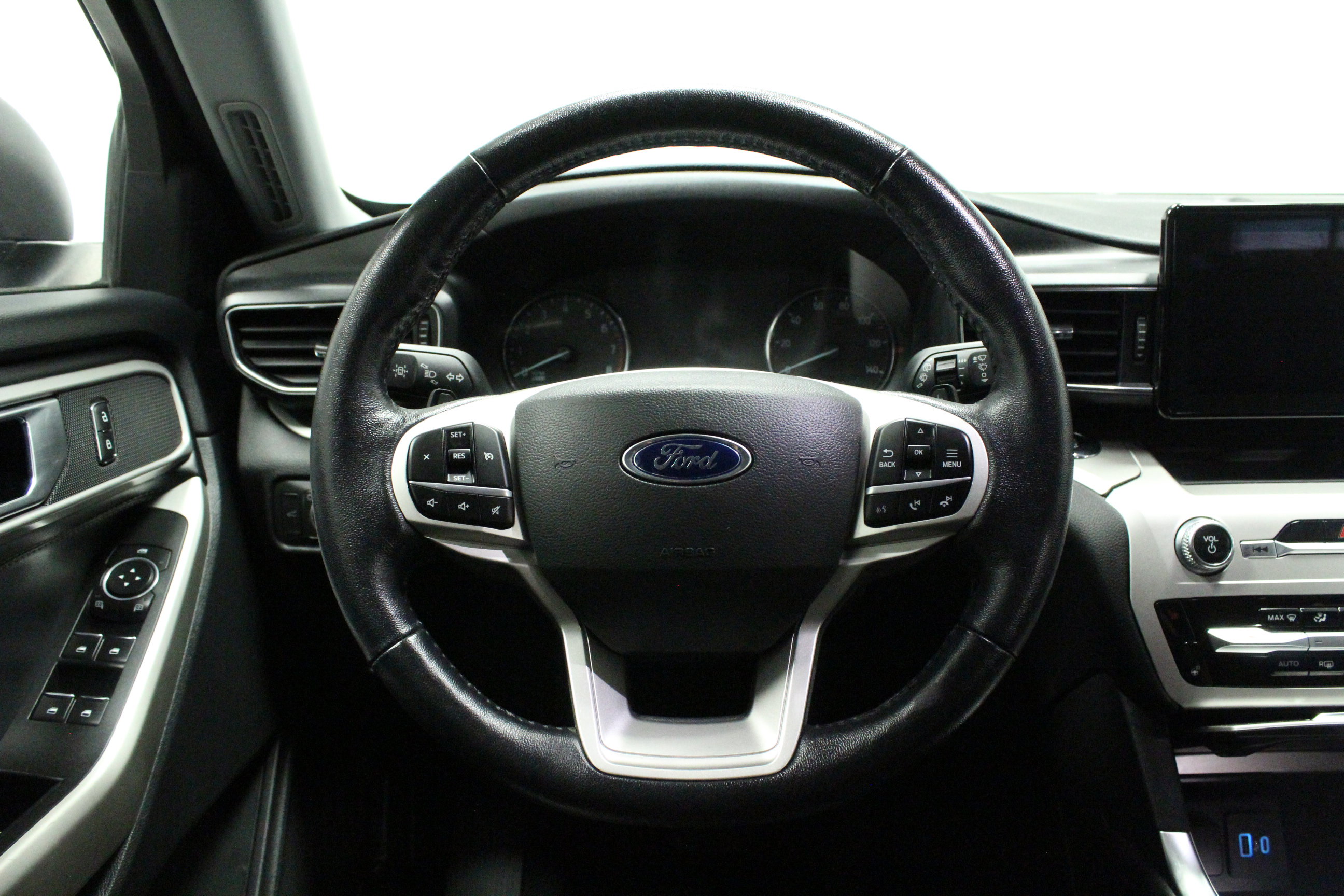 Used 2021 Ford Explorer XLT w/ Equipment Group 202A AWD/4WD image 23