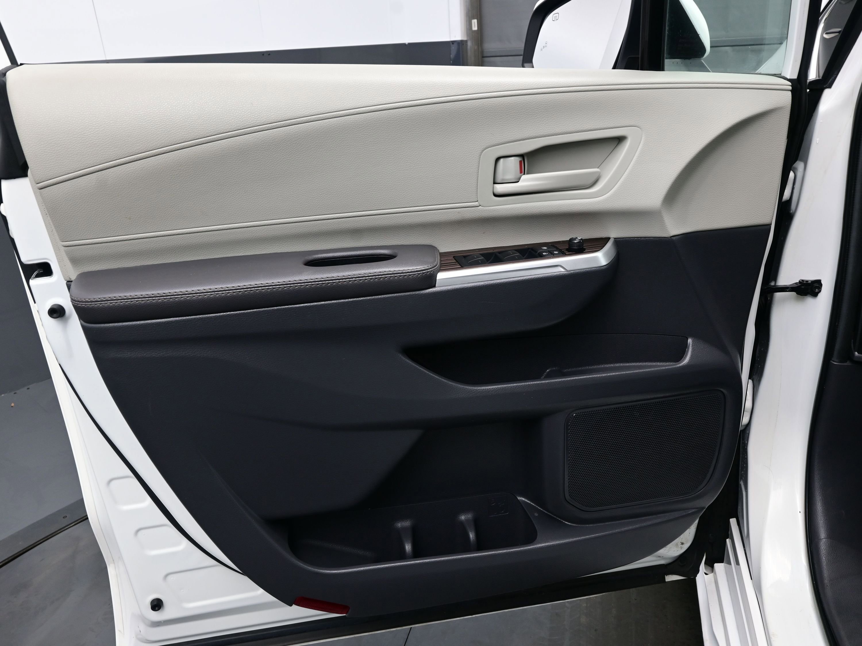 Used 2024 Toyota Sienna LE image 9