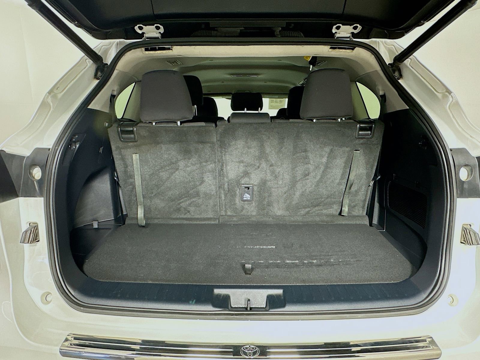 Used 2022 Toyota Highlander LE FWD image 26