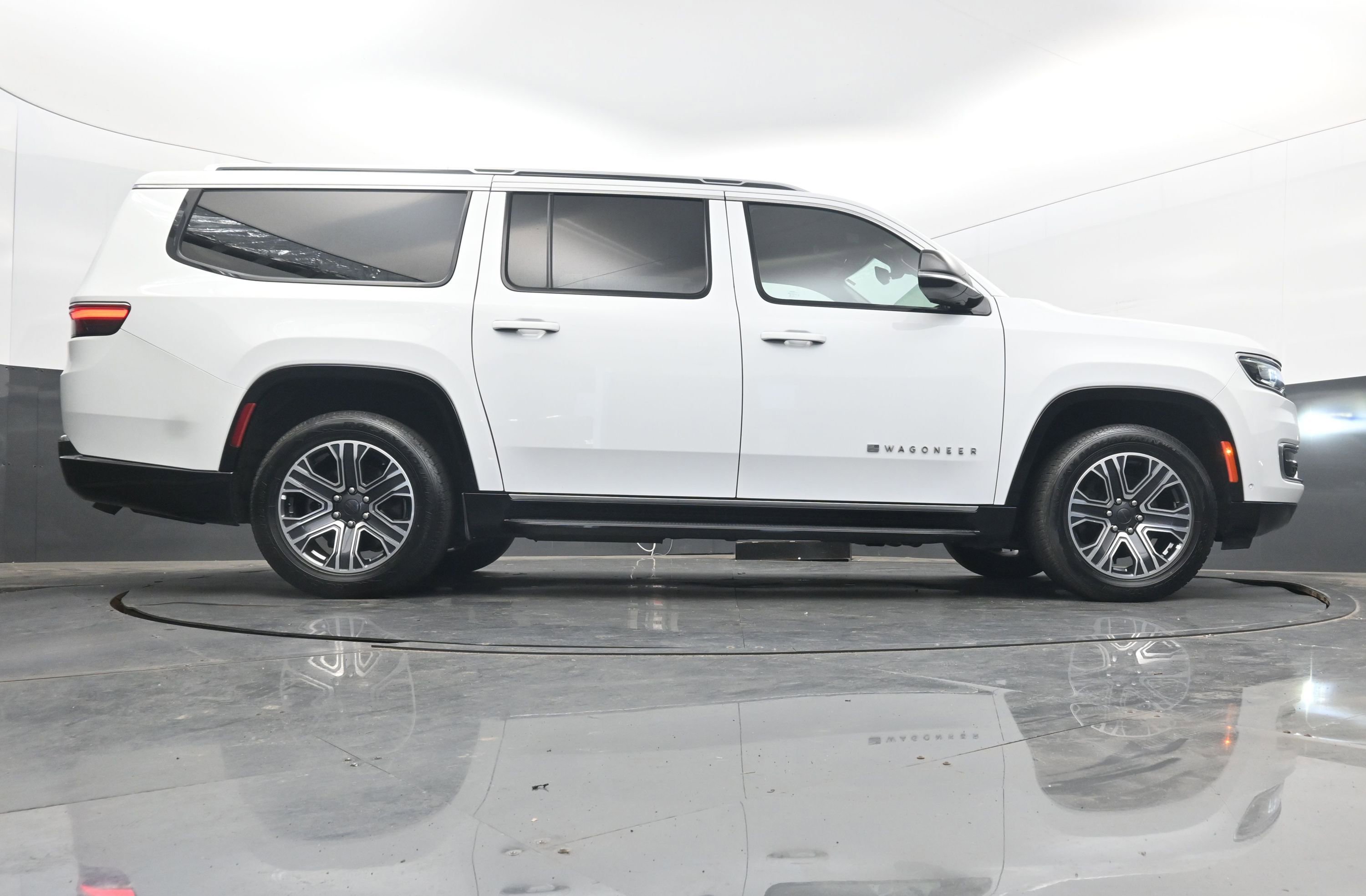 Used 2023 Jeep Wagoneer L Series II image 30