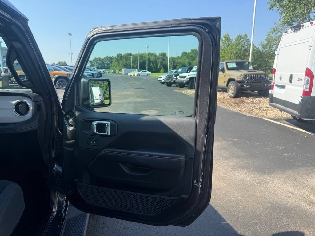 Used 2025 Jeep Wrangler Unlimited Sahara AWD/4WD image 64